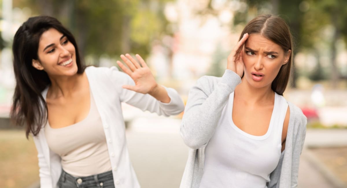 toxic behavior, woman avoiding another one