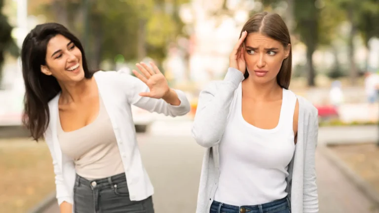 9 Tell-Tale Signs Your Friendship is Toxic – How to Move On