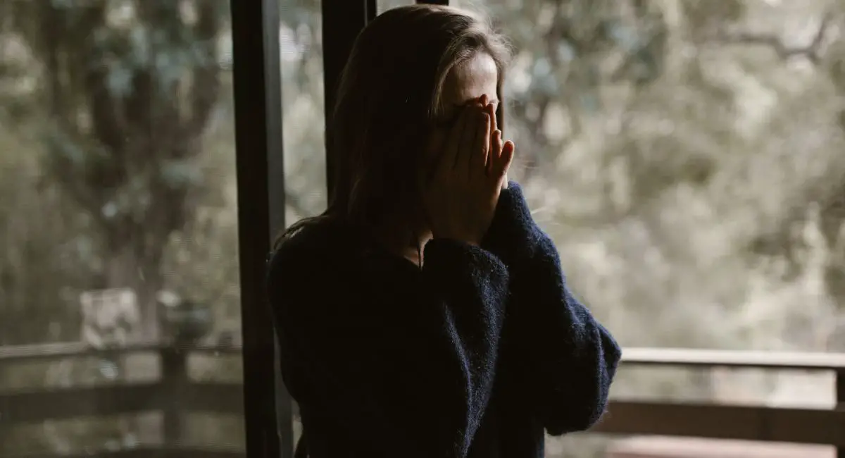 how to deal with a narcissist, sad woman