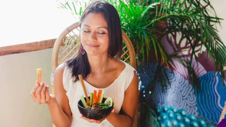 13 Tiny Ways to Enjoy Food Mindfully So It Doesn’t Control You
